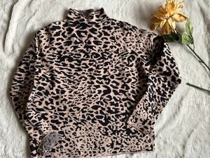 Tahari Cheetah Print Crew Neck Sweater Size Medium